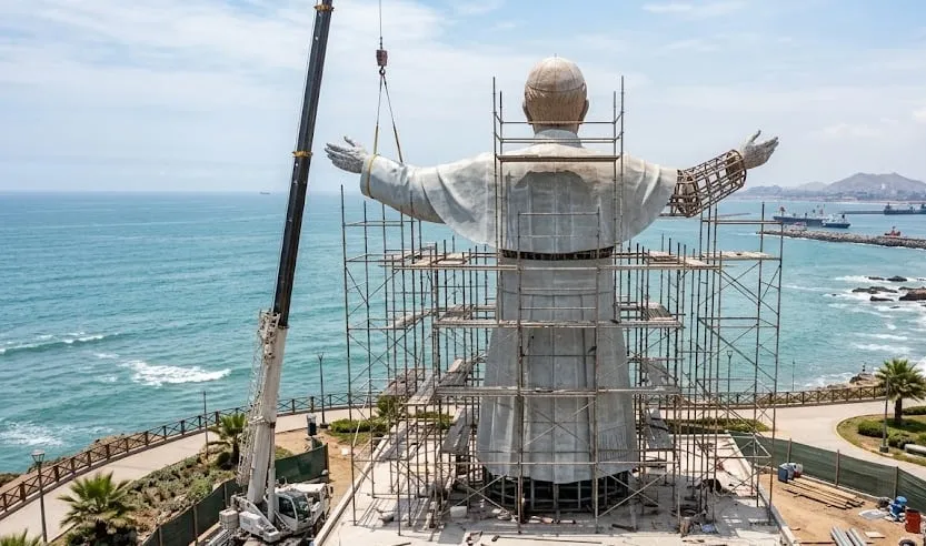 Perú construye una estatua de 14 metros del papa León XIV frente al mar y espera que el pontífice regrese al país para bendecirla