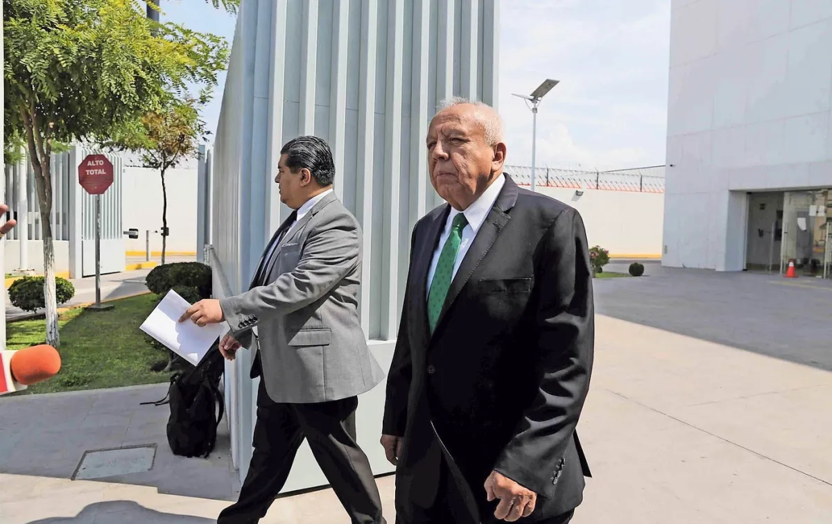 Quedan 13 amparos pendientes vs Garduño