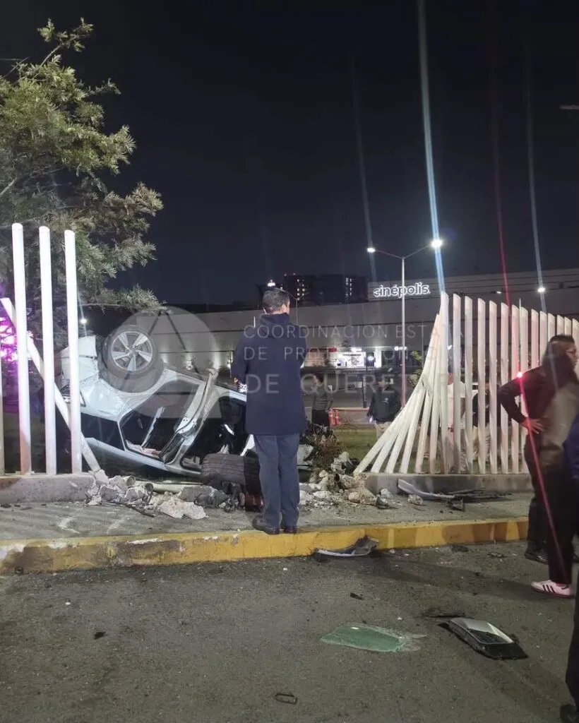 Auto queda destrozado al volcar y quedar dentro de la plaza comercial Antea