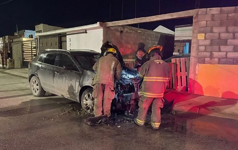 Desconocidos incendian camioneta en Senderos de San Isidro