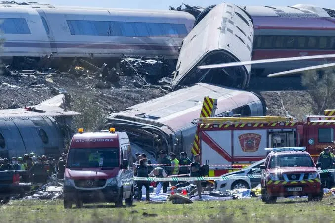 Reportan 64 muertos por choque de trenes en Toledo, España