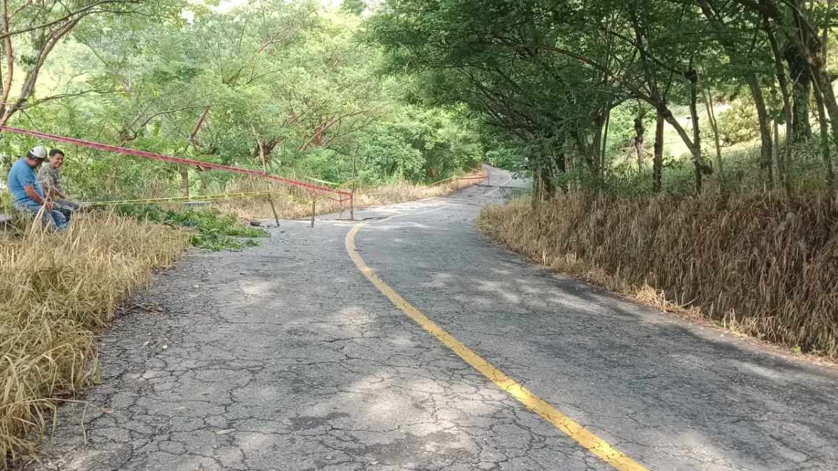 Atienden reblandecimiento de tierra entre Jalapa de Díaz y Huautla
