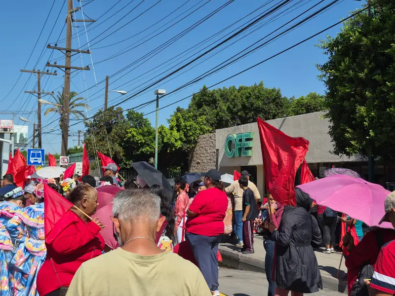 Protestan ante la CFE por falta de avances en obras de electrificación