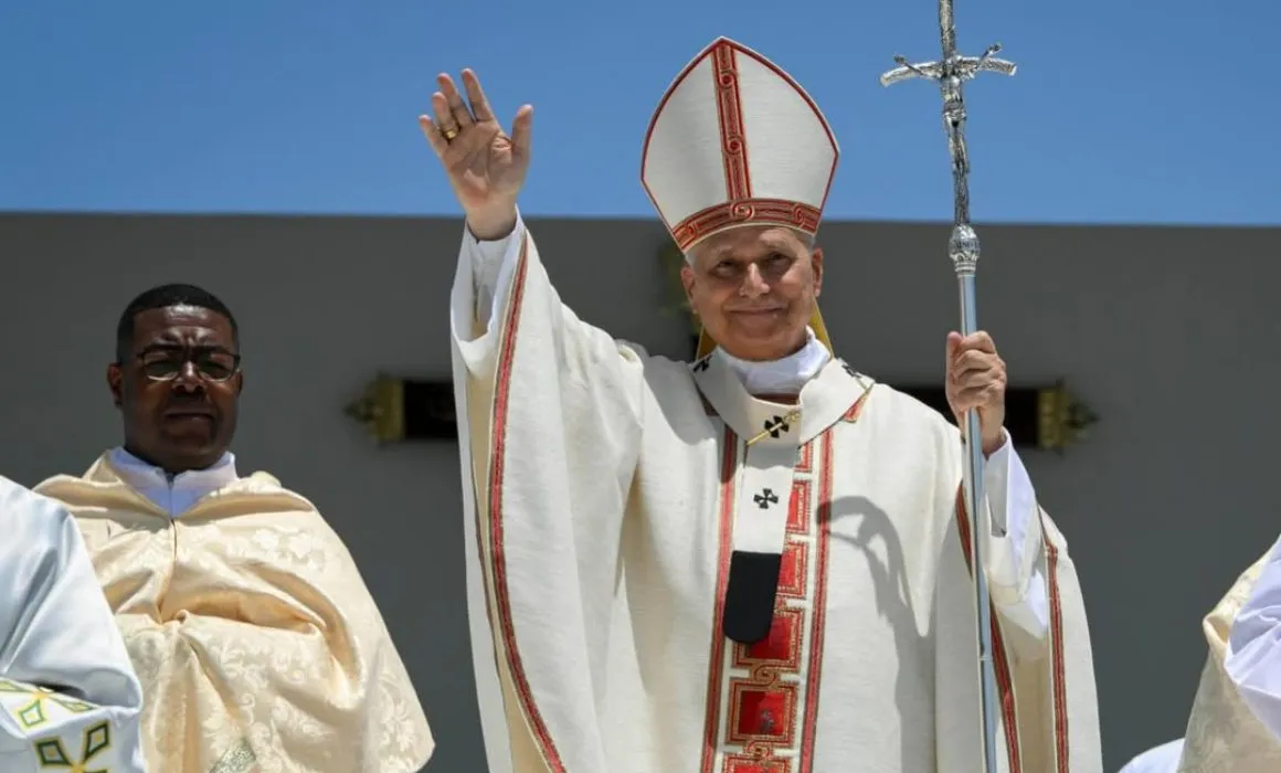 Reportan estable al Papa tras operación