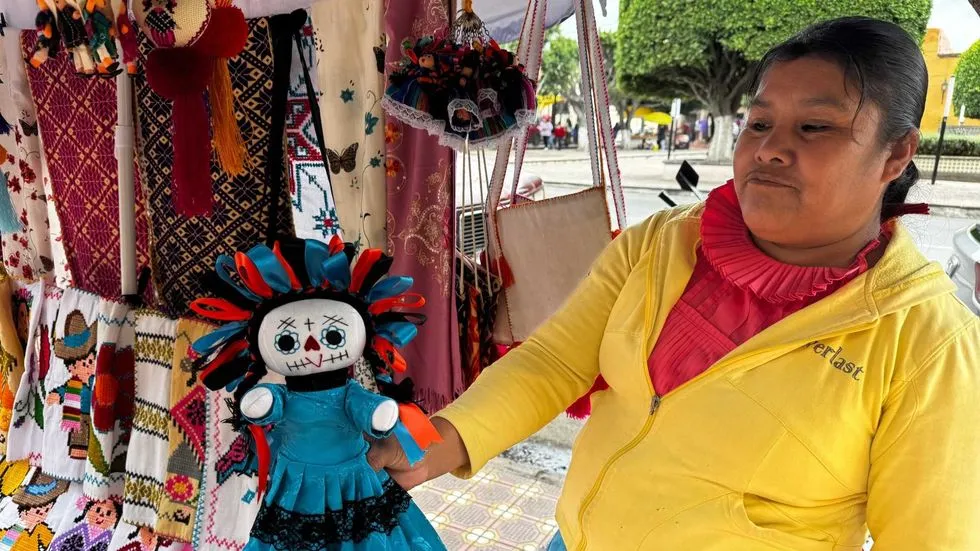 Artesana otomí agota piezas de Día de Muertos en San Juan del Río