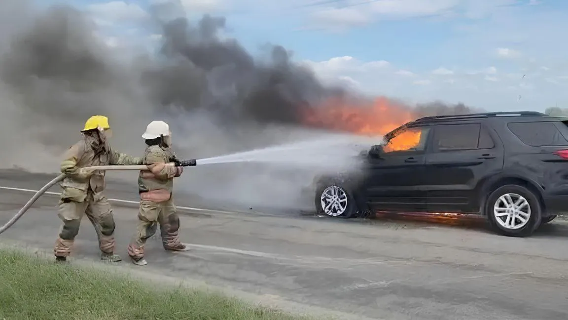 Ponen a salvo a seis personas tras incendiarse camioneta en Morelos, Coahuila