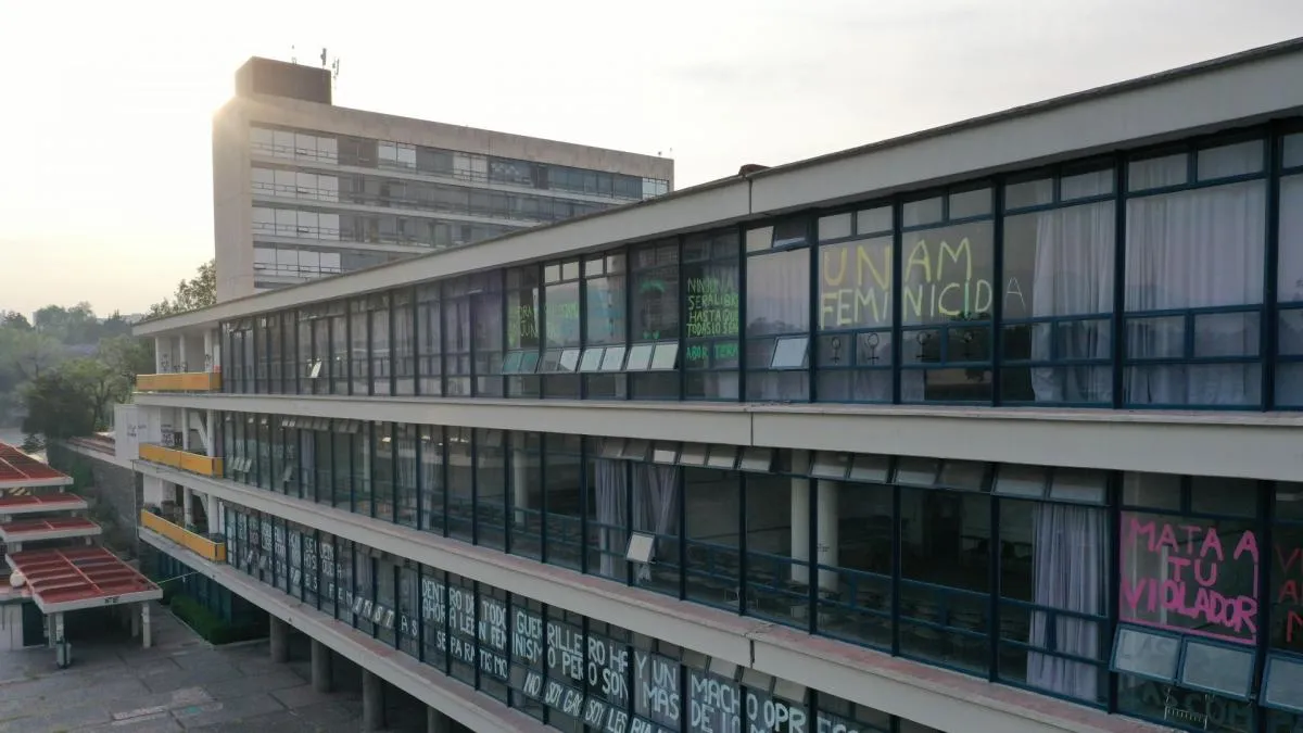 Vigilancia UNAM detiene a cinco tras riña en Filosofía y Letras