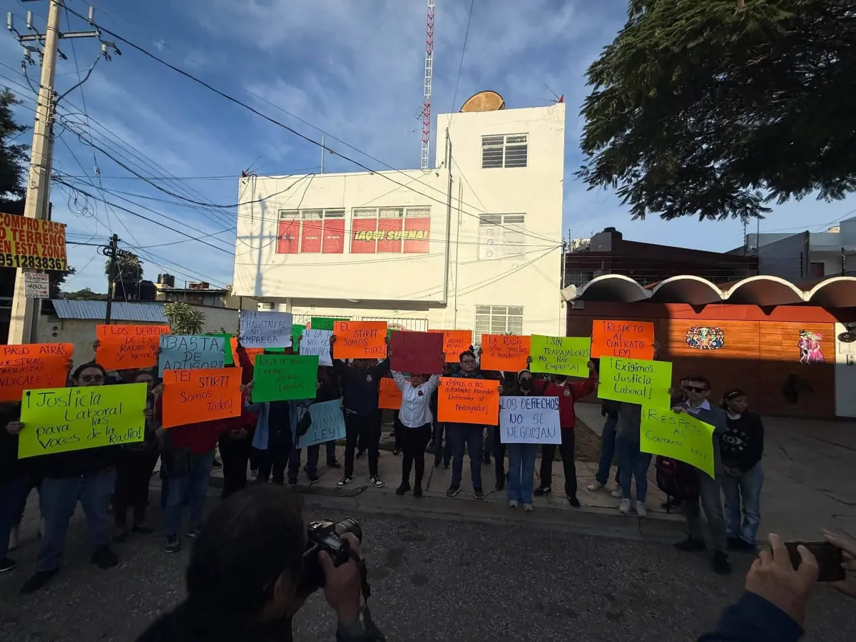Protesta sindical por situación laboral de la estación XHKC
