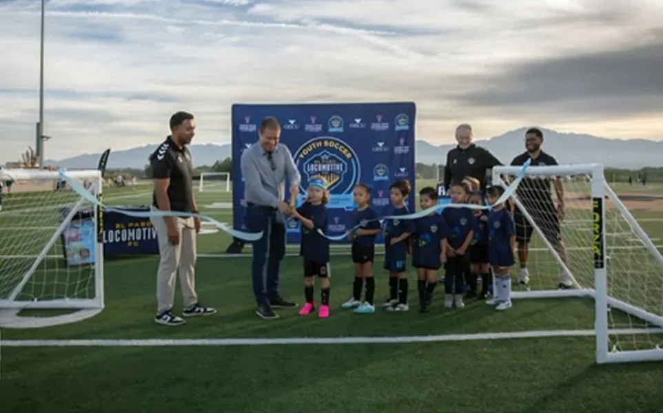 Abren cancha de futbol a niños de Sunland Park