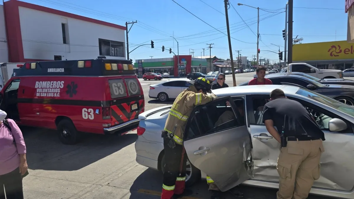 Rescatan a adulto mayor atrapado en vehículo tras accidente en San Luis Río Colorado