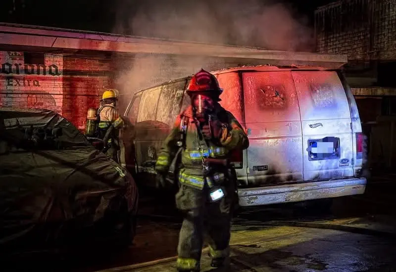 Se incendió camioneta en la colonia Las Brujas