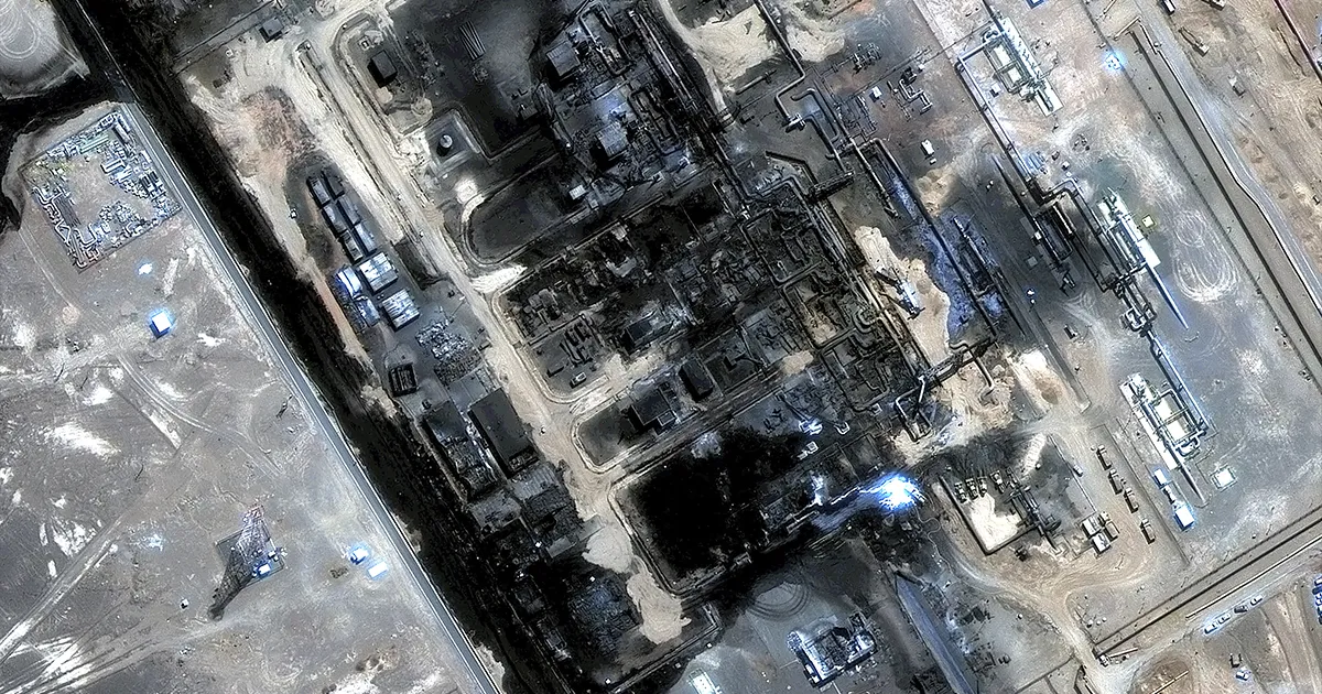 Arabia Saudita ataca sitios petroleros en Yemen, los hutíes responden contra Aramco