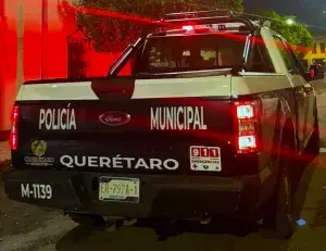 Evita que una mujer se caiga de un puente en Paseo 5 de Febrero