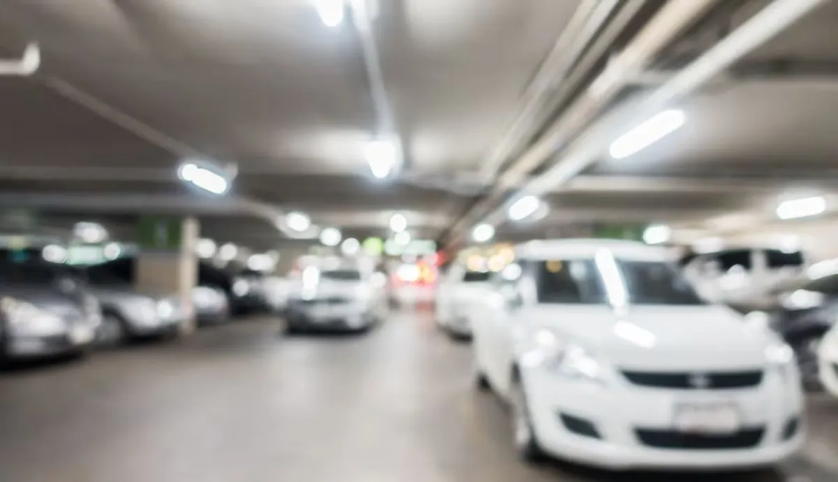 Los anuncios de deslinde en estacionamientos comerciales carecen de validez legal si tu vehículo sufre un robo o fallas en las instalaciones