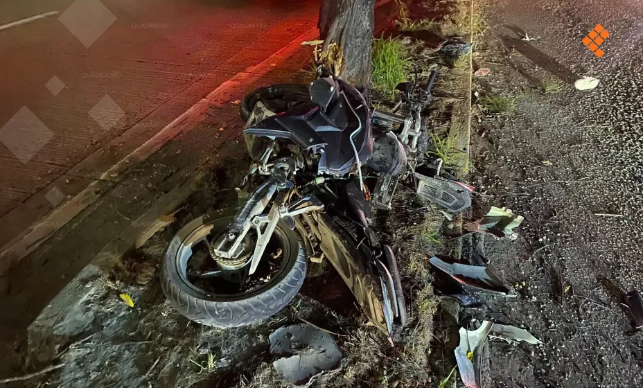 Choca joven motociclista contra un pino en Chilpancingo