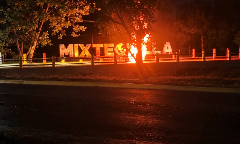 Oaxaca: irrumpe violencia en Mixtequilla; atacan Palacio y queman moto
