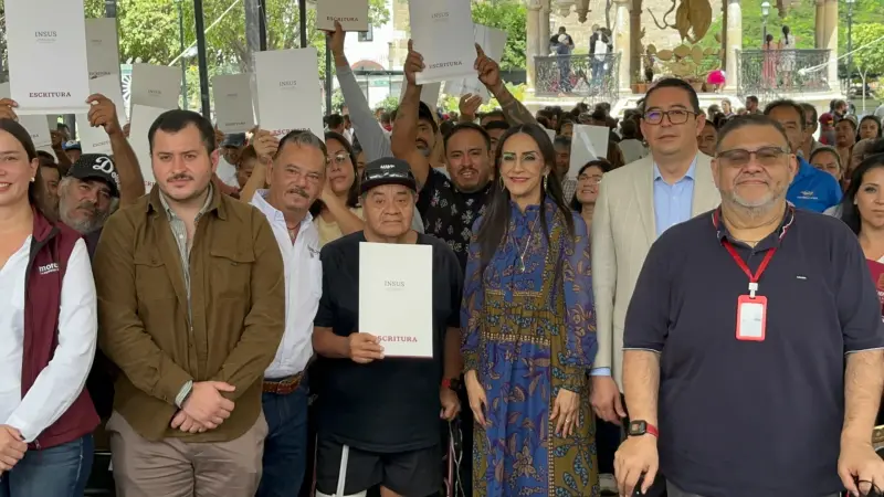 Entregan 441 títulos de propiedad y escrituras a familias de Tlaquepaque