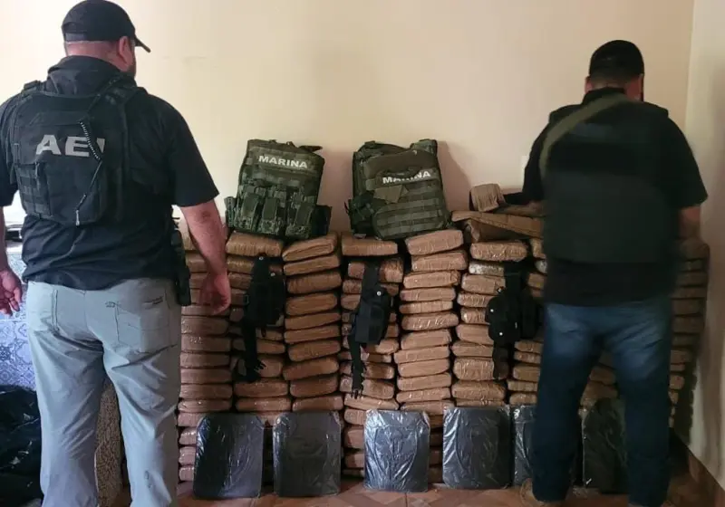 Aseguran 163 paquetes de presunta droga y 9 armas en Juchitán