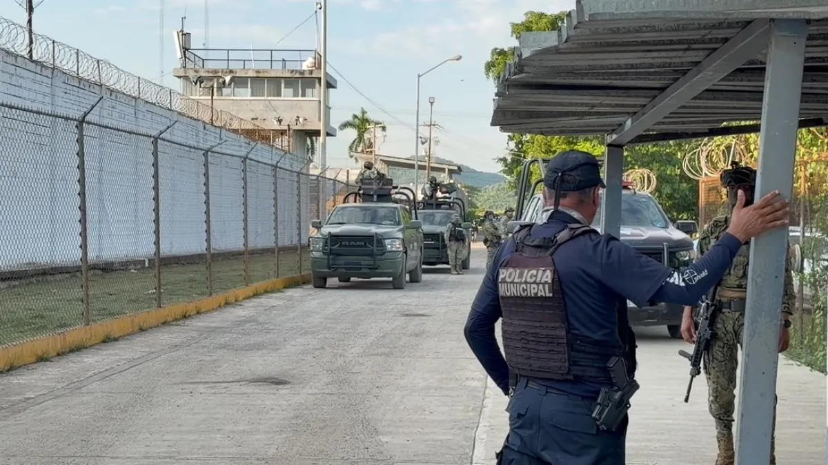 Separan al director del penal de Mazatlán para investigarlo tras violentas riñas con armas de fuego