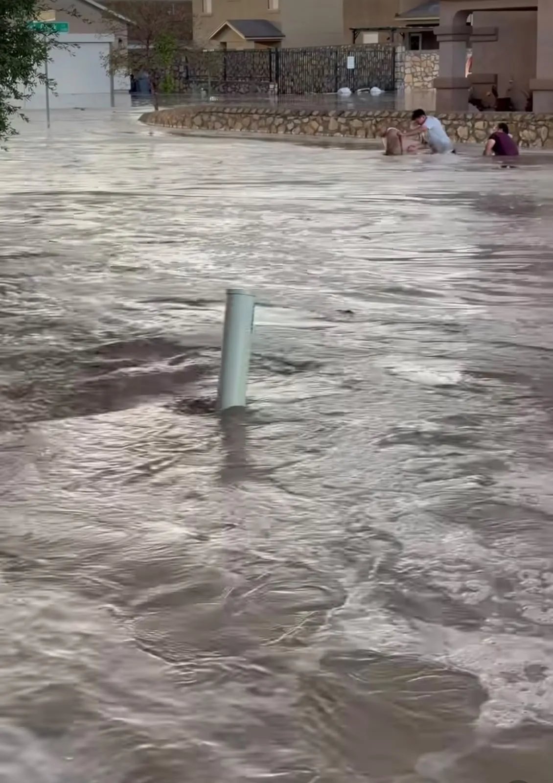 Fuertes lluvias provocan inundaciones en El Paso y colonias de Ciudad Juárez