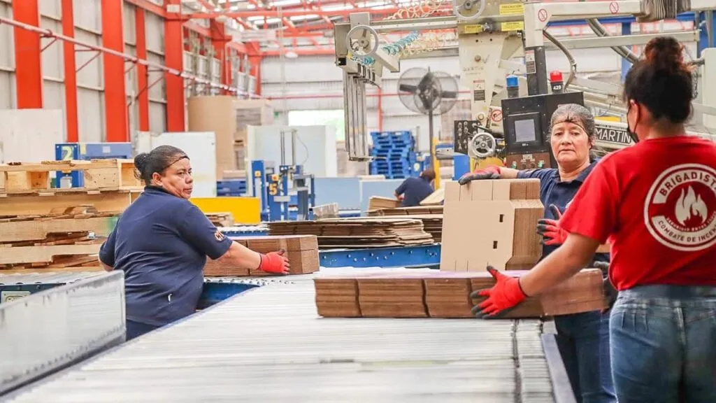 Apoyan a 102 mujeres con mil pesos mensuales al incorporarse a un empleo en Querétaro