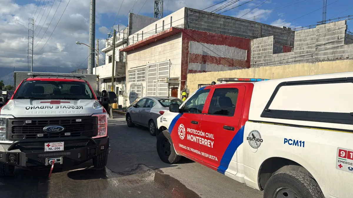 Muere trabajador tras derrumbe en zanja durante obra de tubería en Monterrey
