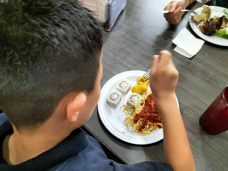 Siete menores del Albergue Temporal de Mexicali celebran su cumpleaños con comida especial
