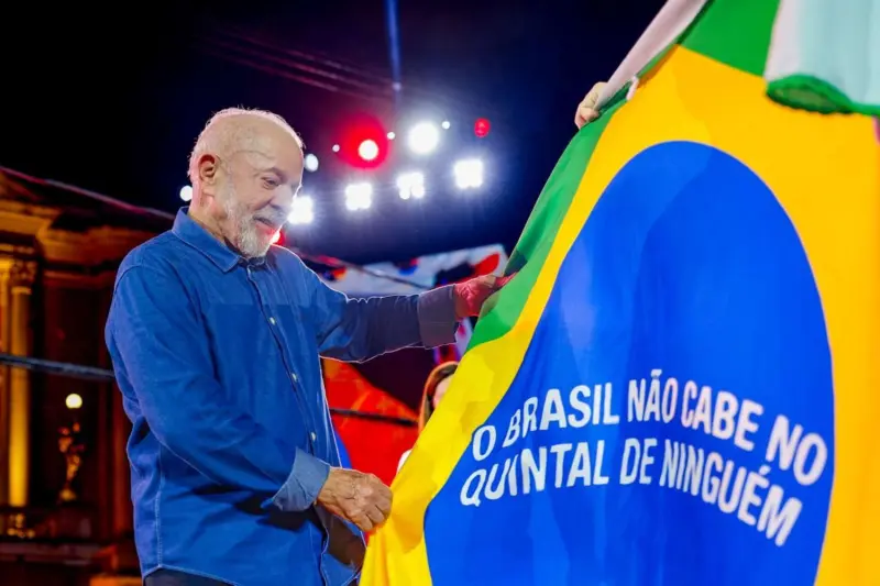 Lula planta a Flávio Bolsonaro y esquiva el último debate a las puertas de la primera vuelta