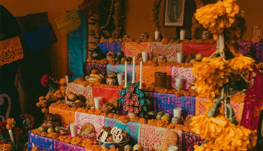 Cuánto cuesta un Altar de Muertos este 2026 de acuerdo con los costos de la Profeco para adquirir cempasúchil veladoras y alimentos con un gasto de 350 pesos en ofrendas chicas y más de 4 mil 500 en altares familiares