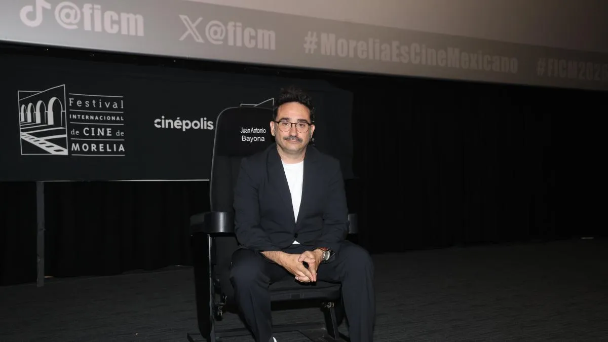 El cineasta Juan Antonio Bayona devela su butaca en el Festival de Cine de Morelia
