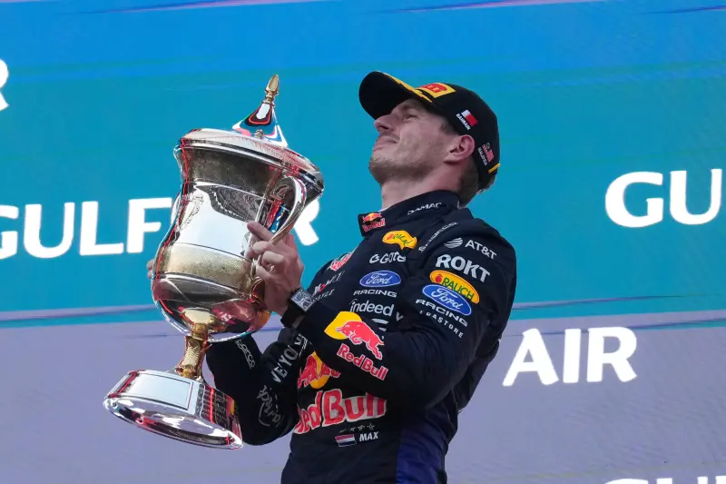 Max Verstappen rompe sequía de 301 días y gana el GP de Bahréin en Malasia; Checo Pérez toca fondo