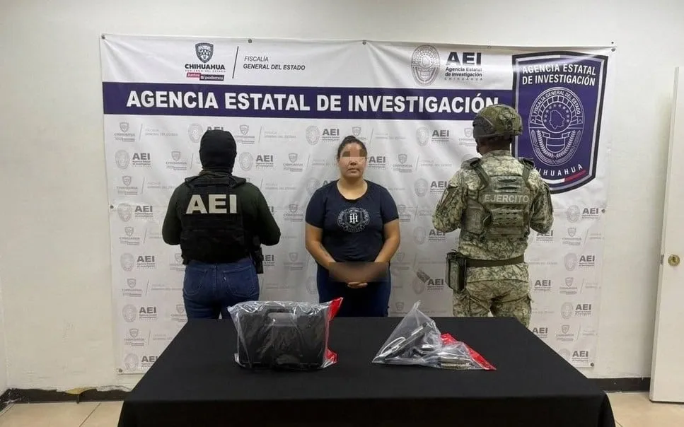 La arrestan por portar arma en la Aztecas