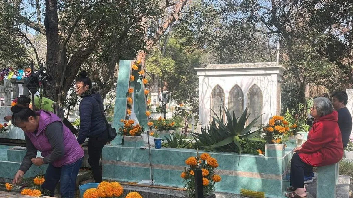 Más de mil cámaras del C5 vigilarán 109 panteones por Día de Muertos en CDMX