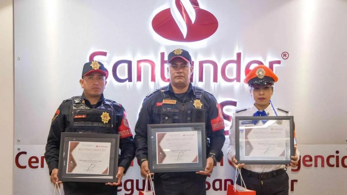 Tres policías reciben reconocimiento de Santander tras devolver 16 mil 800 pesos olvidados en cajeros automáticos a sus propietarios