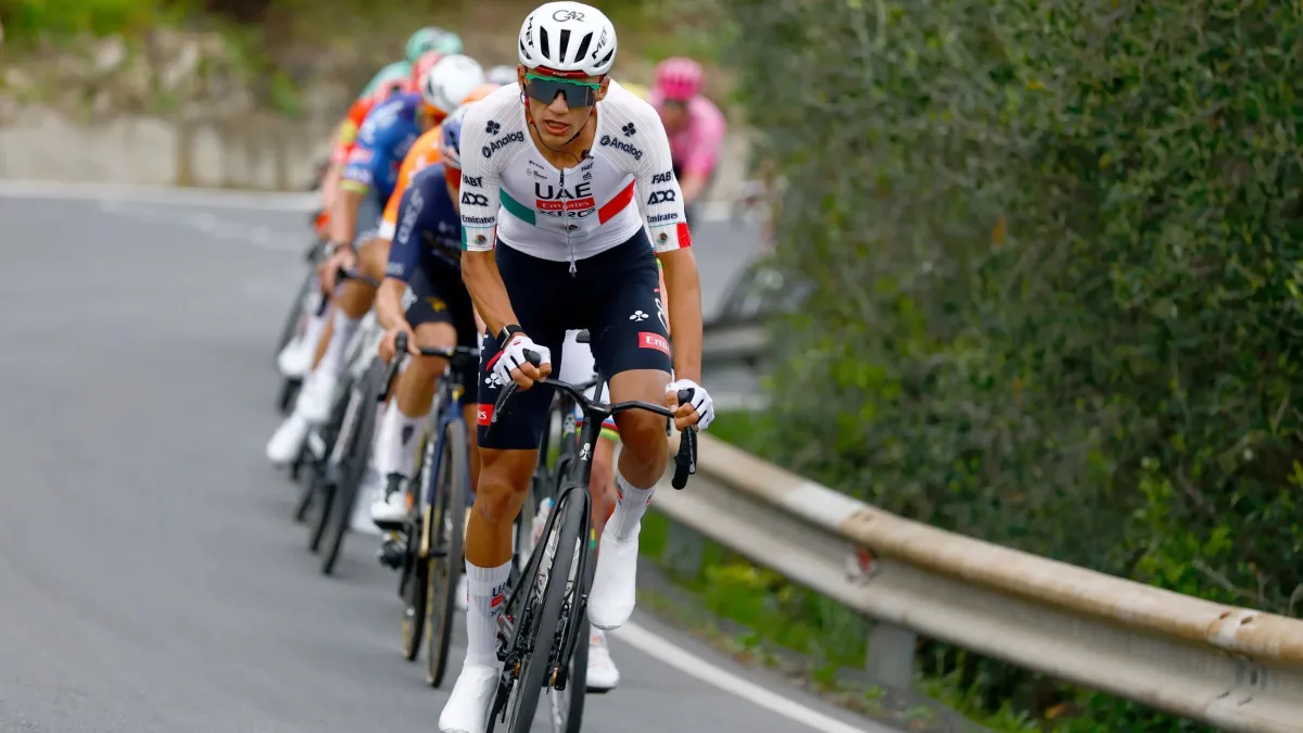 Isaac del Toro pasó de ser campeón en Gran Piemonte a quedar en el lugar 82: “Estoy luchando con el jet lag y con un dolor en la rodilla”