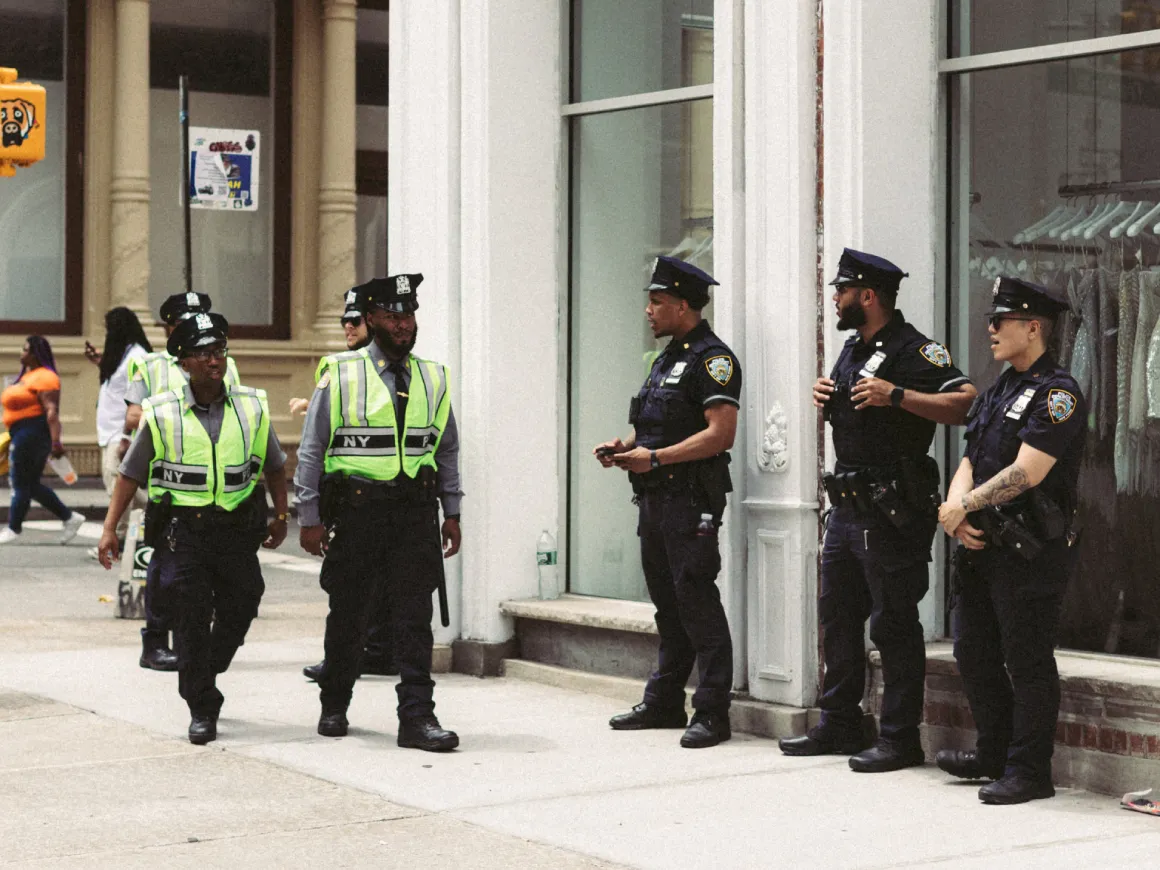 Hallan cadáver de mujer enterrada en parque de Queens