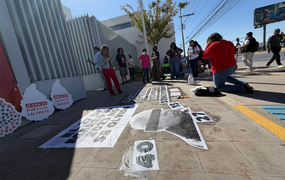 Se manifestan contra Garduño frente a juzgados federales; aseguran que no cumplió condiciones