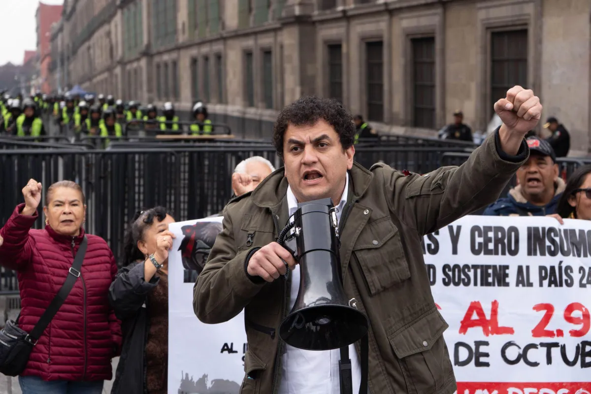 “¡Fuera PAN!”: Trabajadores del IMSS corren a Jorge Romero de campamento en CDMX