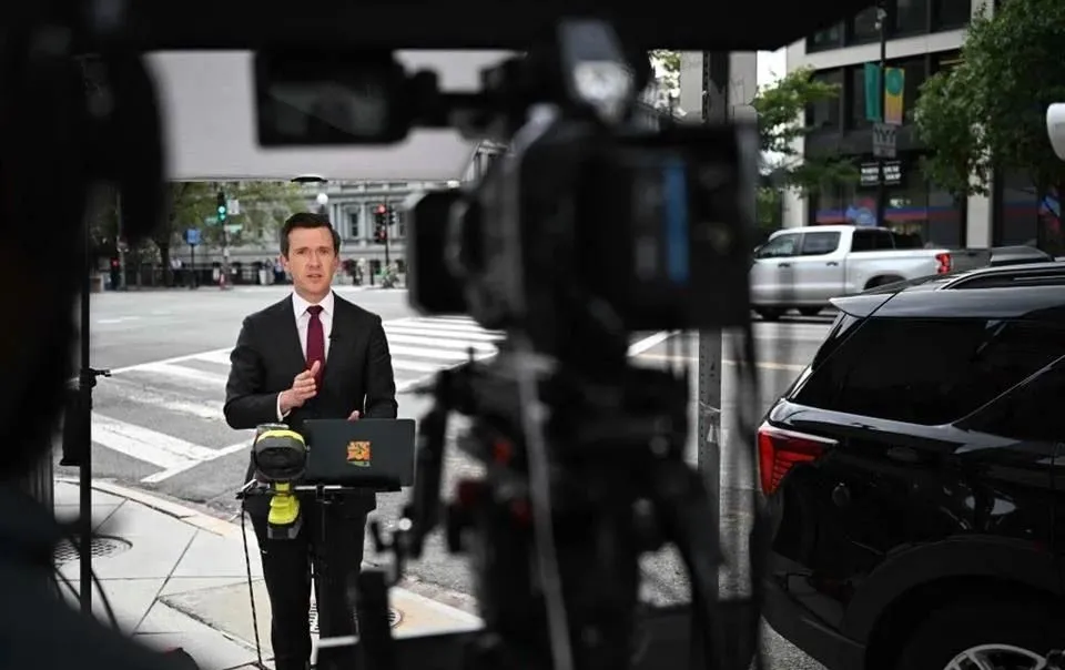 Demandan ciudadanos a Trump por veto a medios
