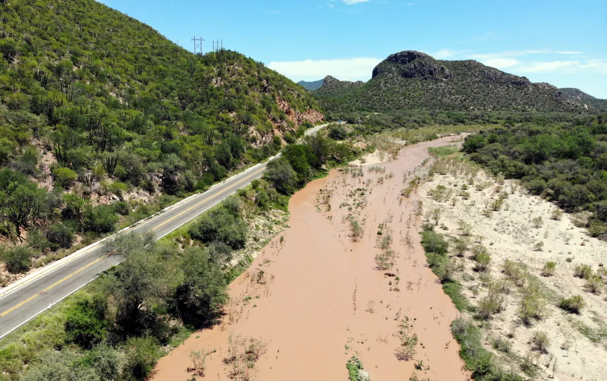 Huracán Polo en Sonora: Junta de Caminos despliega a más de 200 trabajadores para atender emergencias en carreteras para atender posibles derrumbes y crecidas de arroyos
