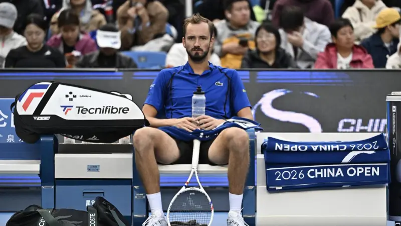 Medvedev vuelve a la polémica con una descalificación en Pekín que da pase a la final a Djokovic