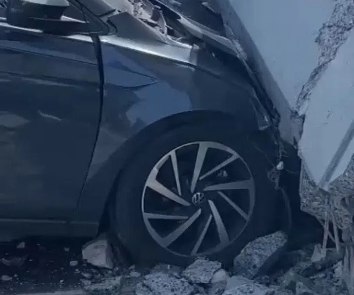 Colapsa puente en Avenida Constitución; cae sobre automóvil