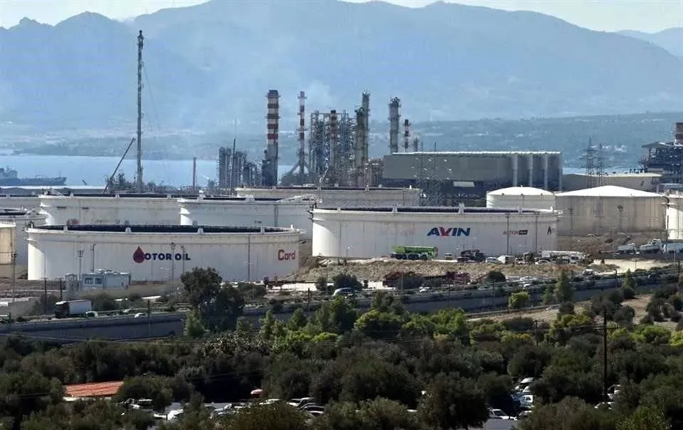 Cierra crudo al alza por ataques en Arabia Saudita