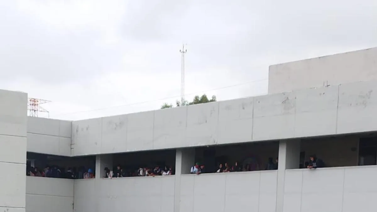 Alumnos protestan dentro de Prepa 1 por presunto abuso de autoridad