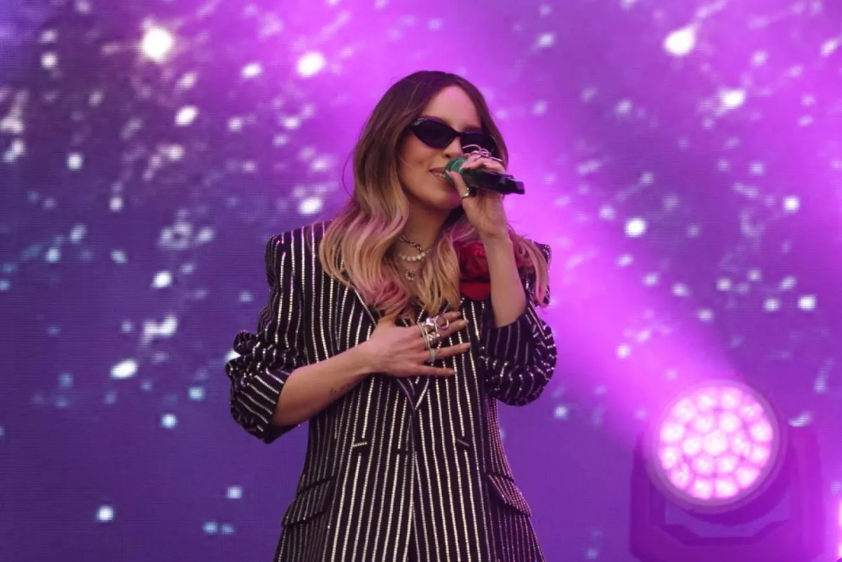 Belinda sorprende con cambio de look y estrena cabello pelirrojo
