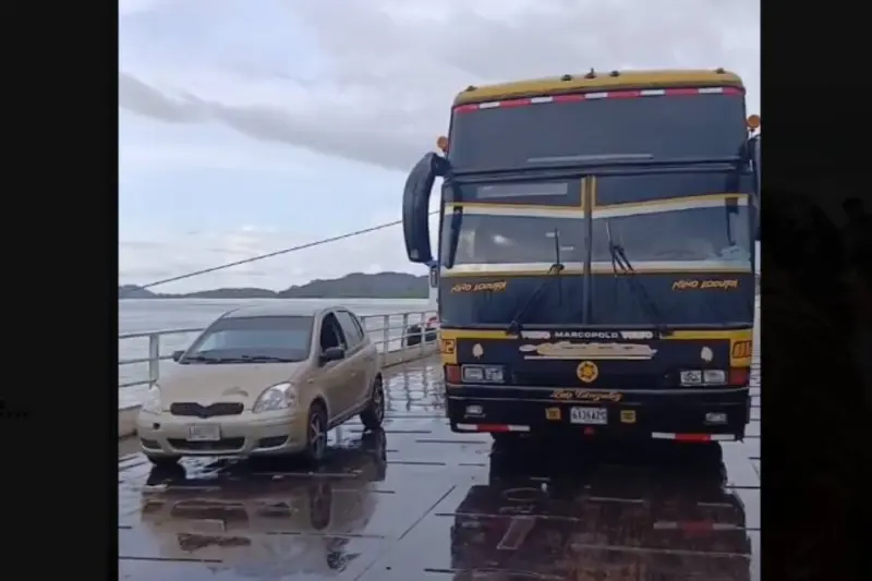 Cae cable de alta tensión sobre autobús en el río Orinoco, Venezuela