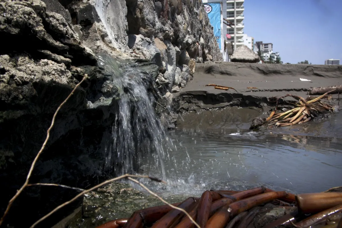 Derrame de aguas negras llega a casas de Veracruz; vecinos llevan un mes sin solución