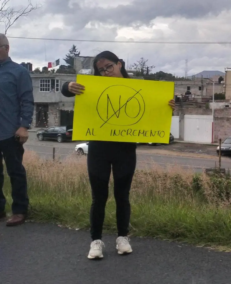 Bloquean México-Pirámides por aumento a tarifa de autobuses Teotihuacanos