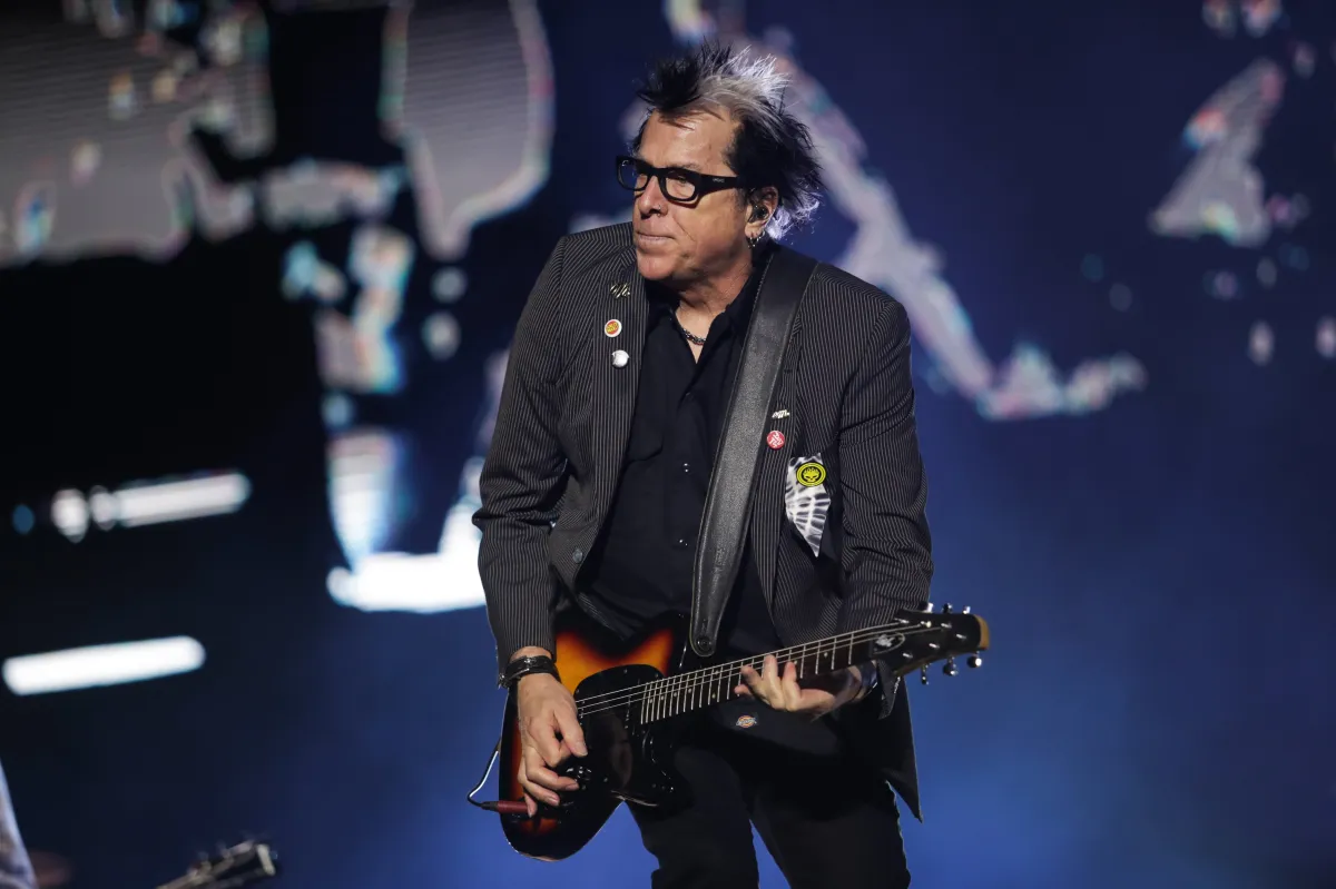 ¡Preocupación por The Offspring! Noodles deja la gira por problemas de salud