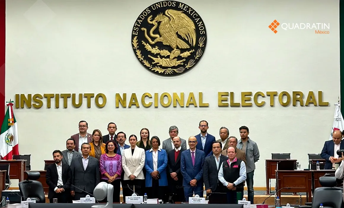 Ya son 15 renuncias por escándalo en el INE 